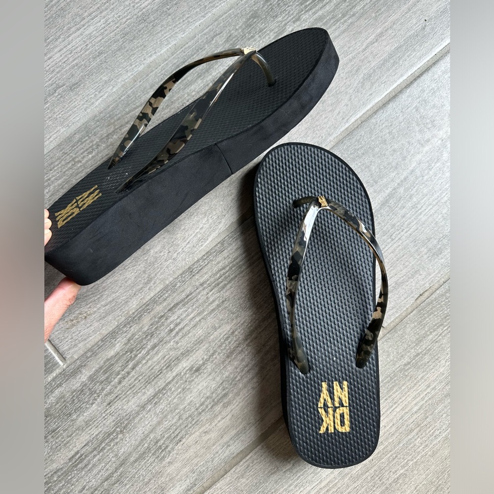 NWOT DKNY thong sandals flipflops size 8, very lightweight